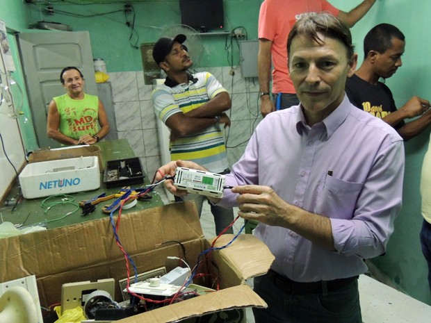 Duas noites por semana, o engenheiro se dedica às aulas para formar eletricistas (Foto: Katherine Coutinho/G1)