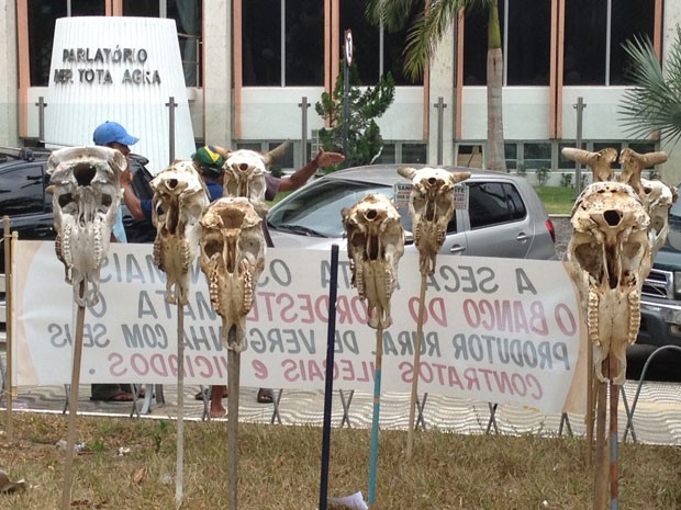 Protesto de produtores rurais em praça na Paraíba  (Foto: Walter Paparazzo/G1)