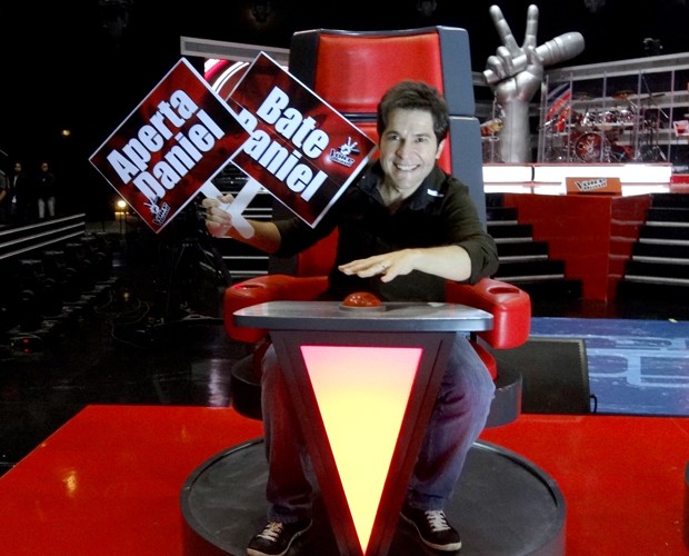 Daniel mostra as plaquinhas da campanha criada para ele (Foto: The Voice Brasil/TV Globo)