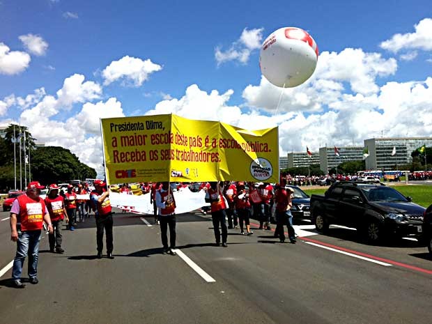 Professores ocupam Eixo Monumental durante protesto por educação (Foto: Isabella Formiga/G1) Professores ocupam Eixo Monumental durante protesto por educação (Foto: Isabella Formiga/G1)