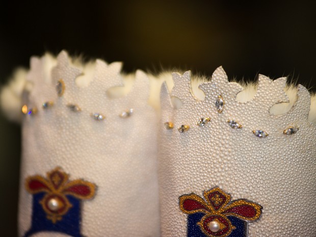 Pele de coelho dá acabamento à bota de couro de arraia, que homenageia Nossa Senhora Aparecida (Foto: Érico Andrade/G1) Pele de coelho dá acabamento à bota de couro de arraia, que homenageia Nossa Senhora Aparecida (Foto: Érico Andrade/G1)