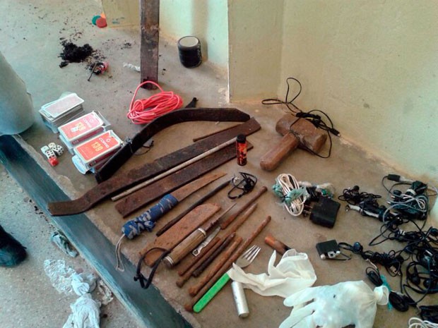 Dezenas de facas artesanais, aparelhos celulares e carregadores foram encontrados com os detentos de Alcaçuz, no RN   (Foto: Mailsa Alcântara)