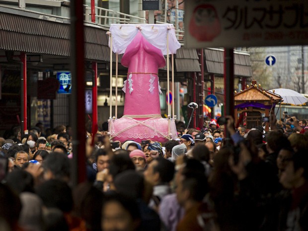 Japoneses carregam a estátua de um pênis durante o festival Kanamara Matsuri neste domigo (5) em Kawasaki, cidade na província de Kanagawa, no Japão (Foto: REUTERS/Thomas Peter)