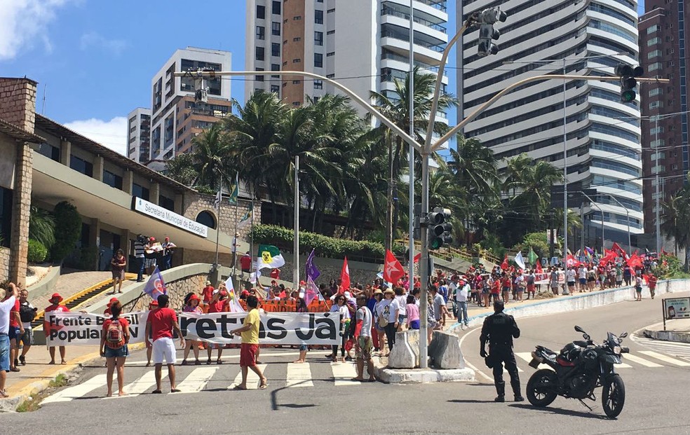 Protesto saiu em caminhada por volta das 11h em direção à praia do Meio (Foto: Emmily Virgílio/Inter TV Cabugi)
