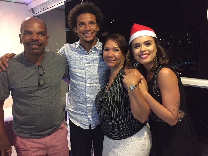 Arão com a família em São Paulo: Natal em família nas férias (Foto: Arquivo pessoal)