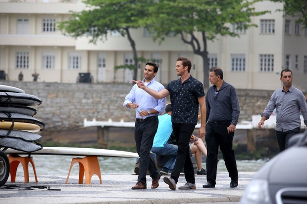 Henry Cavill caminha pelo calçadão (Foto: André Freitas/AgNews)