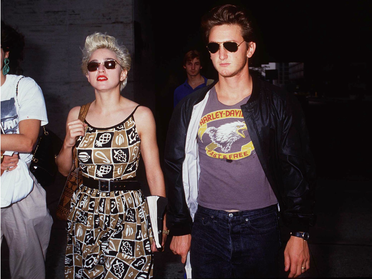 Madonna e Sean Penn eram um dos casais mais quentes dos anos 80. Eles se casaram em 1985, e então começaram a vir a público as agressões que ele cometia contra ela, com a cantora inclusive indo parar num hospital após tanta pancada. Eles brigaram judicialmente por conta disso, e o divórcio saiu em 1989. (Foto: Getty Images)