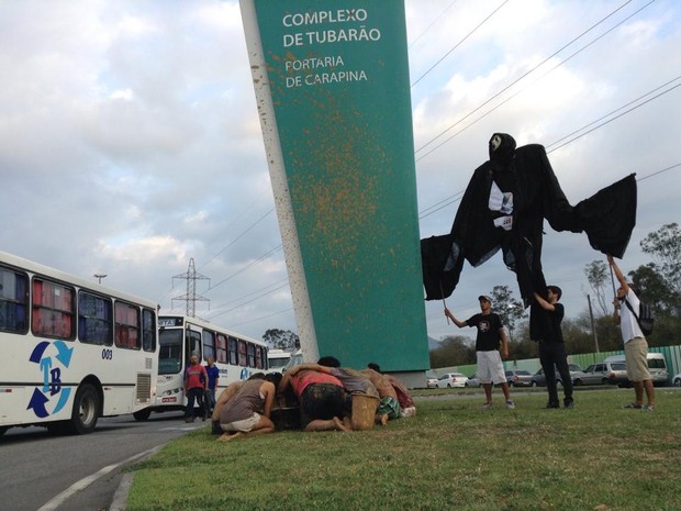 Grupo encenou a morte do Rio Doce, espírito santo (Foto: Frente Capixaba de Lutas/ Divulgação)