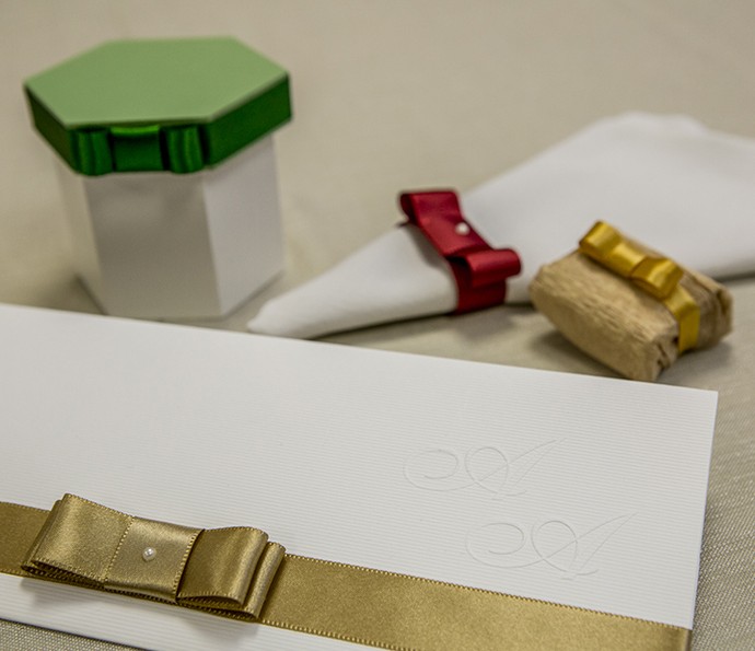 Aprenda a fazer um lindo laço chanel para decorar de convites de casamento a presentes (Foto: Fábio Rocha / Gshow)
