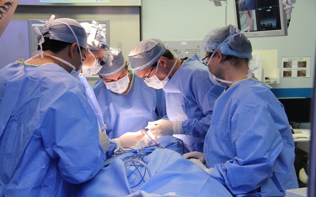 Murilo Valladares Domingues é submetido ao implante do eletroestimulador para tratar apneia em julho (Foto: Rafael Ernandi/Hospital Samaritano/Divulgação)