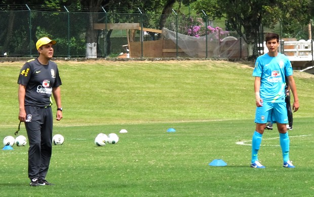 Emerson Ávila e Mattheus no treino da Seleção sub-20  (Foto: Marcelo Baltar / Globoesporte.com)