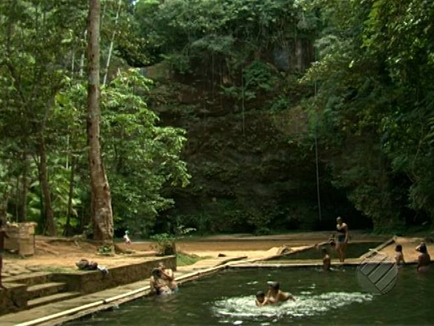 Visitantes podem mergulhar nas piscinas naturais da água canalizada de uma fonte. Brasil Novo sírio Xingu (Foto: Reprodução/TV Liberal) Visitantes podem mergulhar nas piscinas naturais da água canalizada de uma fonte. Brasil Novo sírio Xingu (Foto: Reprodução/TV Liberal)
