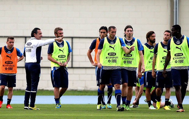 Cesare Prandelli jogadores treino Itália (Foto: EFE)