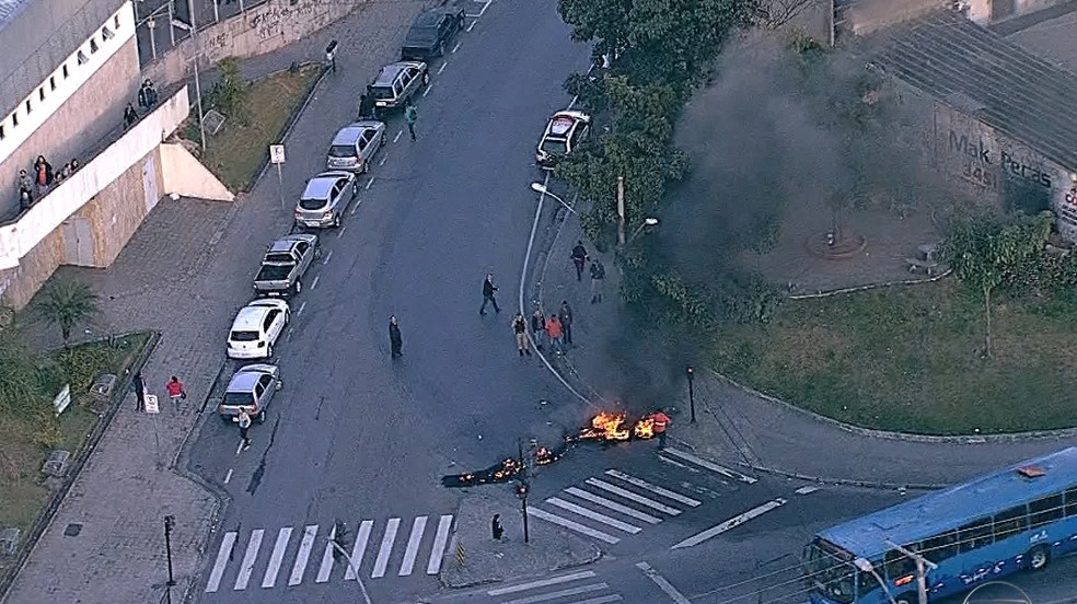 Manifestantes colocam fogo em pneus em frente à Estação Venda Nova, em BH. (Foto: Reprodução/TV Globo)