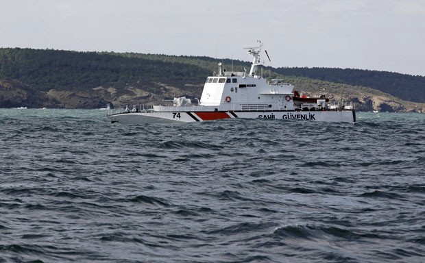 Navio com equipe de busca e resgate procura sobreviventes de naufrágio perto de Istambul nesta segunda-feira (3) (Foto: Osman Orsal/Reuters)