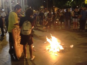 Manifestantes fizeram uma fogueira na Cinelândia (Foto: Marcelo Elizardo/G1)