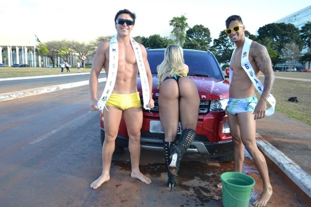Lava Jato neles! Funkeira e modelos fazem protesto em Brasília (Foto: Bruno Afonso / Divulgação)