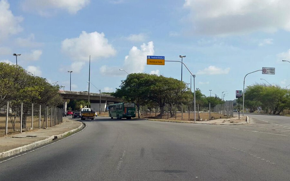 Placas indicativas foram instaladas nas estradas estaduais que cortam áreas urbanas do Grande Recife (Foto: Katherine Coutinho/G1)