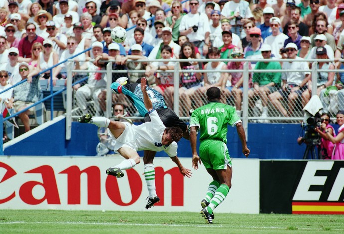 Peter Rufai e Antonio Benarrivo - Nigéria x Itália - Copa do Mundo 1994 (Foto: Getty Images)