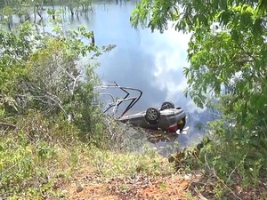 Carro foi localizado no km 235 da BR-174 (Foto: Reprodução/TV Amazonas)