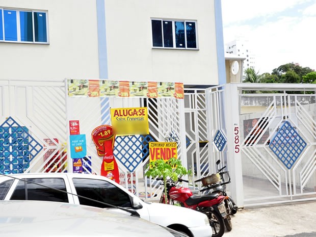 Comerciante foi morto com dois tiros na mercearia que ele era dono. (Foto: Eduarda Fernandes/G1)