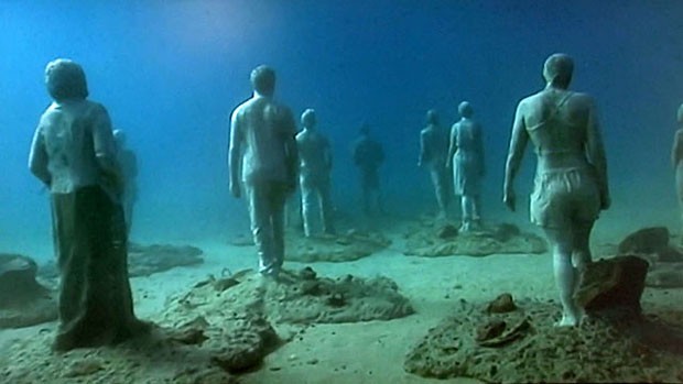 Esculturas representando moradores de ilha espanhola foram expostas no fundo do Atlântico (Foto: BBC)