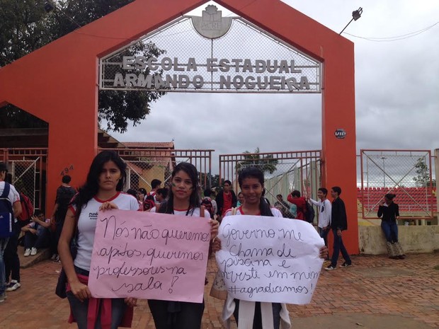 Alunos protestam contra falta de professores (Foto: Rayssa Natani/G1)
