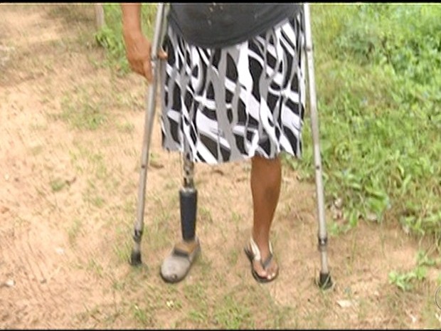 Moradora com deficiência deixou de ir ao médico por causa de rua sem asfalto (Foto: Reprodução/TV Anhanguera)