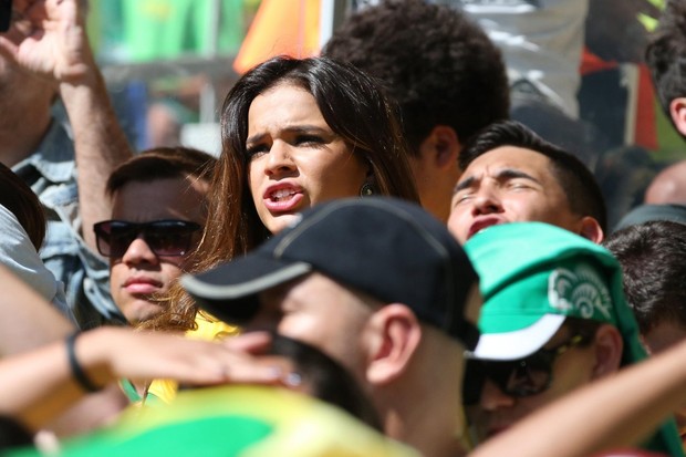 Bruna Marquezine no estádio (Foto: William Volcov / BPP/ AgNews)