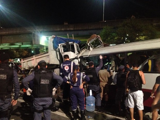 Caminhão invadiu a contramão e atingiu micro-ônibus de frente  (Foto: Jamile Alves/G1 AM)
