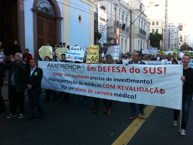 Médicos e estudantes de medicina fazem protesto em Porto Alegre (Foto: Felipe Truda/G1)