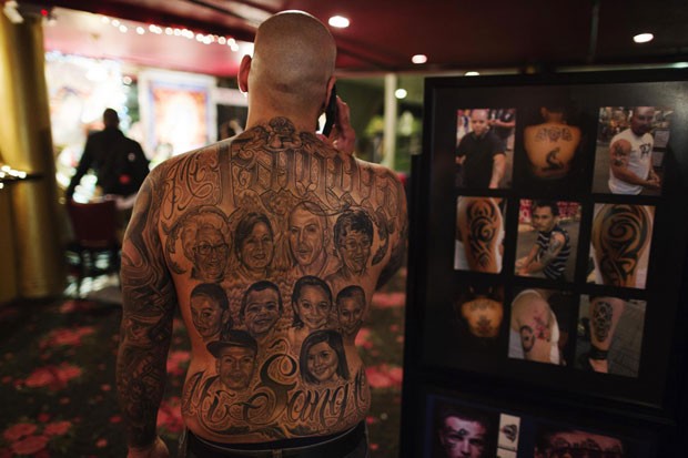 Um participante de uma feira de tatuagens em Nova York (EUA) exibiu na sexta-feira (17) tatuou nas costas imagens de familiares (Foto: Lucas Jackson/Reuters)