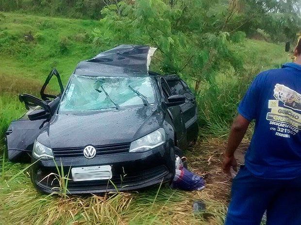 Vítima dirigia o carro de passeio, que ficou destruído (Foto: Wadson Santos/Site Bahia Hoje)