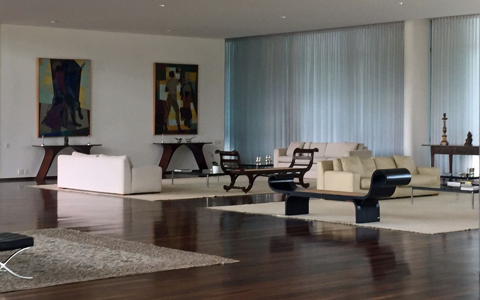 Mobiliário restaurado e que ganhou tons claros em salão do Palácio da Alvorada (Foto: Luciana Amaral / G1)