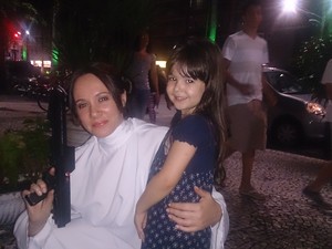 A Princesa Leia marcou presença e tirou fotos com os fãs em Santos, SP (Foto: LG Rodrigues / G1)