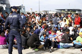 Migrantes aguardam para embarcar em ônibus em Nickelsdorf, na Áustria, nesta segunda-feira (14); cidade fica na fronteira com a Hungria, que foi fechada (Foto: Leonhard Foeger/Reuters)