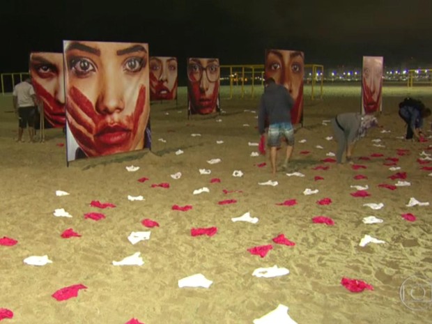 ONG faz at em Copacabana contra a violência contra mulheres. (Foto: Reprodução / TV Globo) ONG faz at em Copacabana contra a violência contra mulheres. (Foto: Reprodução / TV Globo)