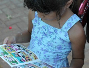 Crianças aproveitam para ler a revista. (Foto: Taísa Arruda/G1)