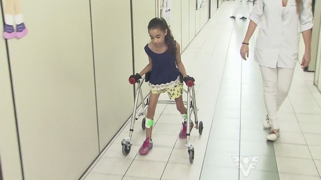 Laila foi operada nos EUA e ensaia seus primeiros passos (Foto: Reprodução/TV Tribuna)