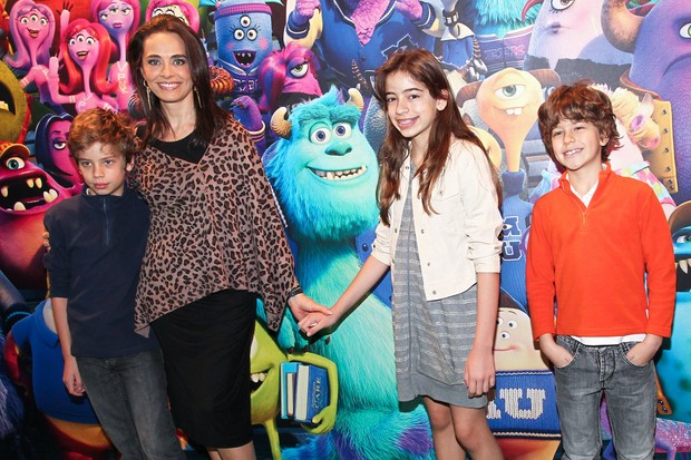 Carla Vilhena com os filhos (Foto: Manuela Scarpa/Foto Rio News)