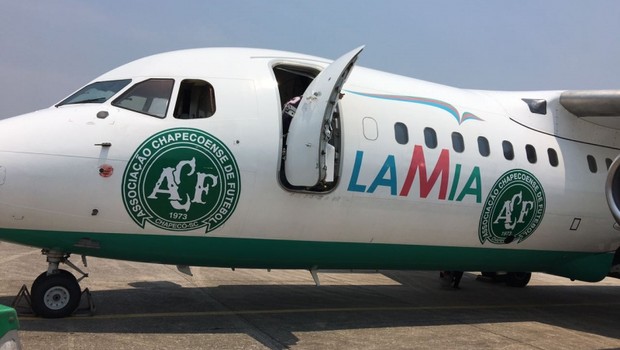 Avião da companhia aérea Lamia que transportava a equipe da Chapecoense, em foto postada pela equipe (Foto: Reprodução/Facebook)