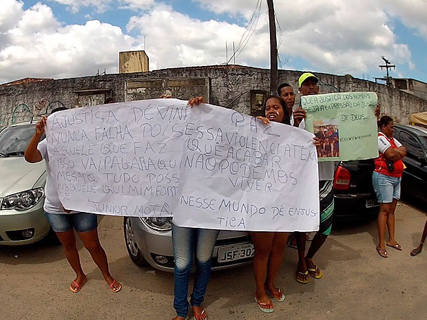 Jovem é internado na UTI após agressão e família acusa polícia (Foto: Ivanildo Santos/ TV Bahia)