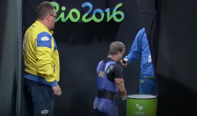 Descrição da imagem: atleta da Ucrânia cheira amônia antes de competir  (Foto: Reprodução)