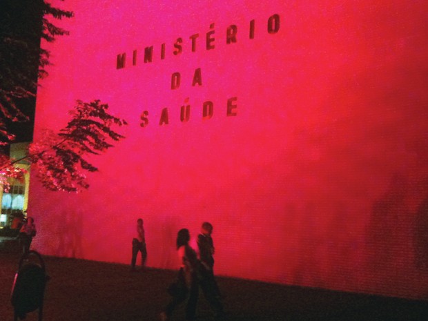 Ministério da Saúde também ganhou iluminação rosa nesta segunda (1º). Durante todo o mês de outubro,  monumentos históricos de Brasília terão iluminação especial. O DF é a quarta unidade federativa do Brasil em número de mortes por câncer de mama, com 12,99 óbitos por grupo de 100 mil habitantes. (Foto: Raquel Oliveira/ G1)