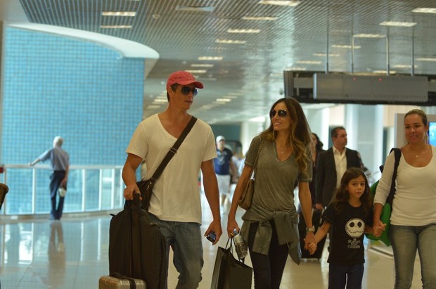 Marcio Garcia embarca com a família (Foto: FotoRioNews / William Oda)