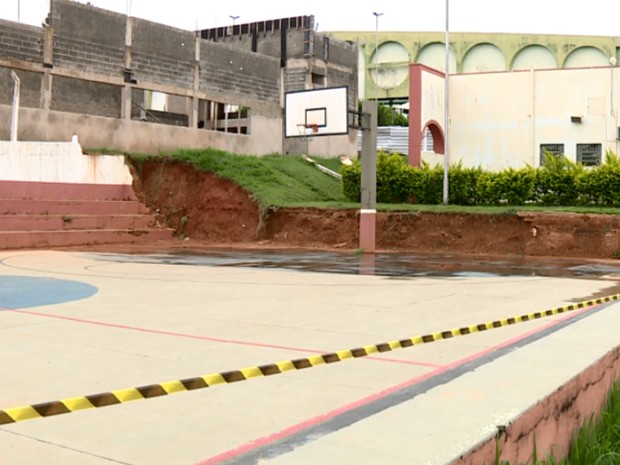 Quadra pública interditada após morte de servidor em Valinhos (Foto: Reprodução EPTV)