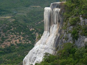 Cachoeira foi formada por água rica em minerais que pinga do alto da rocha ao longo de centenas de milhares de anos (Foto: Lavintzin/Creative Commons)