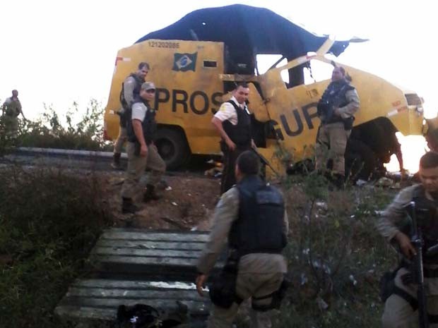 Bandidos fugiram após levarem dinheiro de veículo (Foto: Divulgação / Polícia Civil)