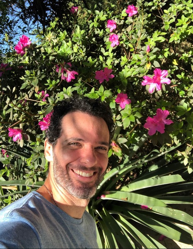 Mouhamed Harfouch em jardim com azaleias (Foto: Reprodução/Instagram)