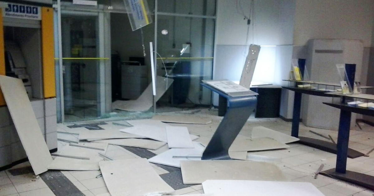 Grupo explode caixas e deixa agência destruída na Chapada Diamantina - Globo.com
